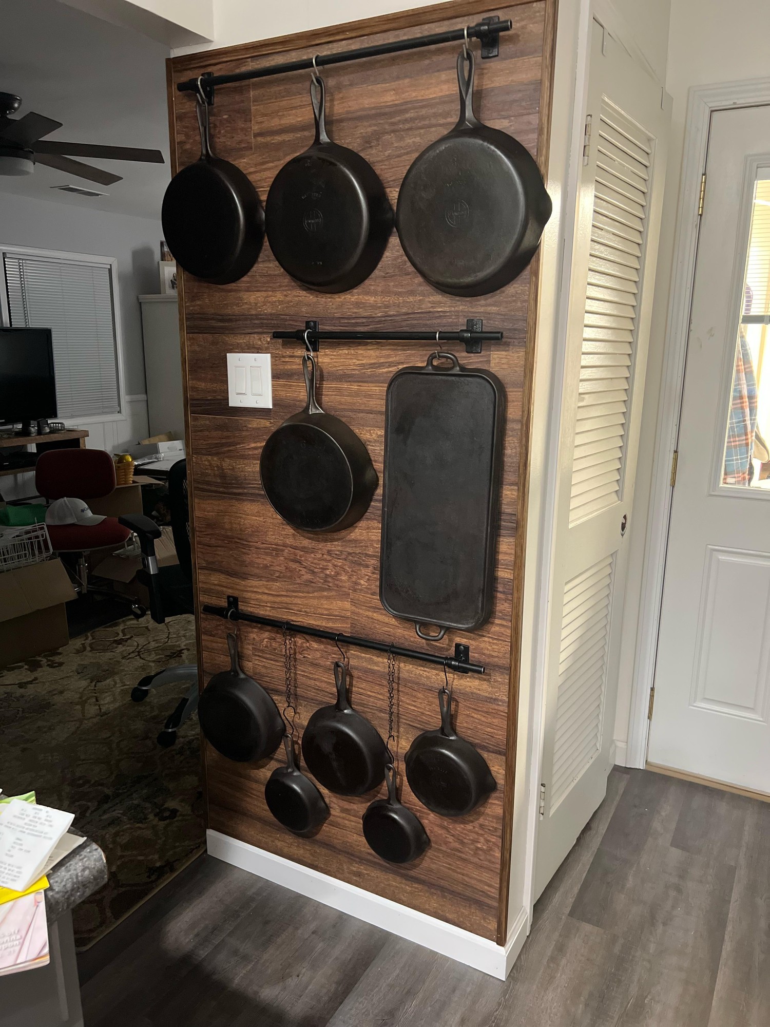 Wall rack with hooks