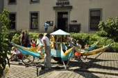 Une bibliothèque mobile qui déploie des hamacs !