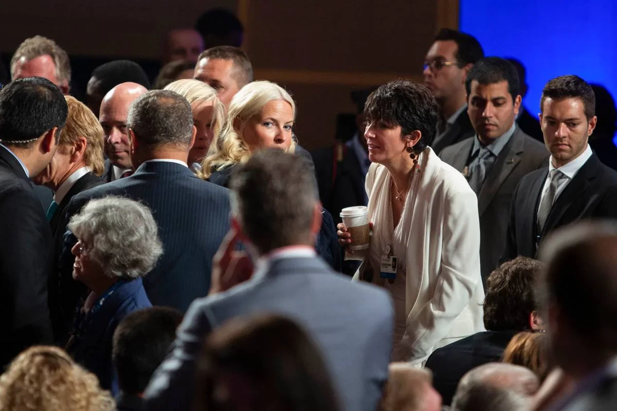 En yngre og potensielt ikke enda volds- og seksualforbryter Marius Borg Høiby introduseres til Ghislaine Maxwell av sin mor, Mette-Marit, på et Clinton-arrangement i 2012.