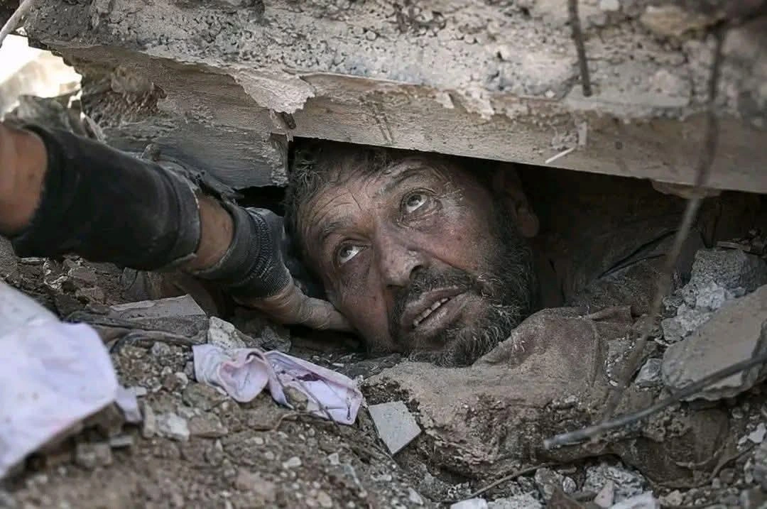 People are trapped under the rubble. 💔