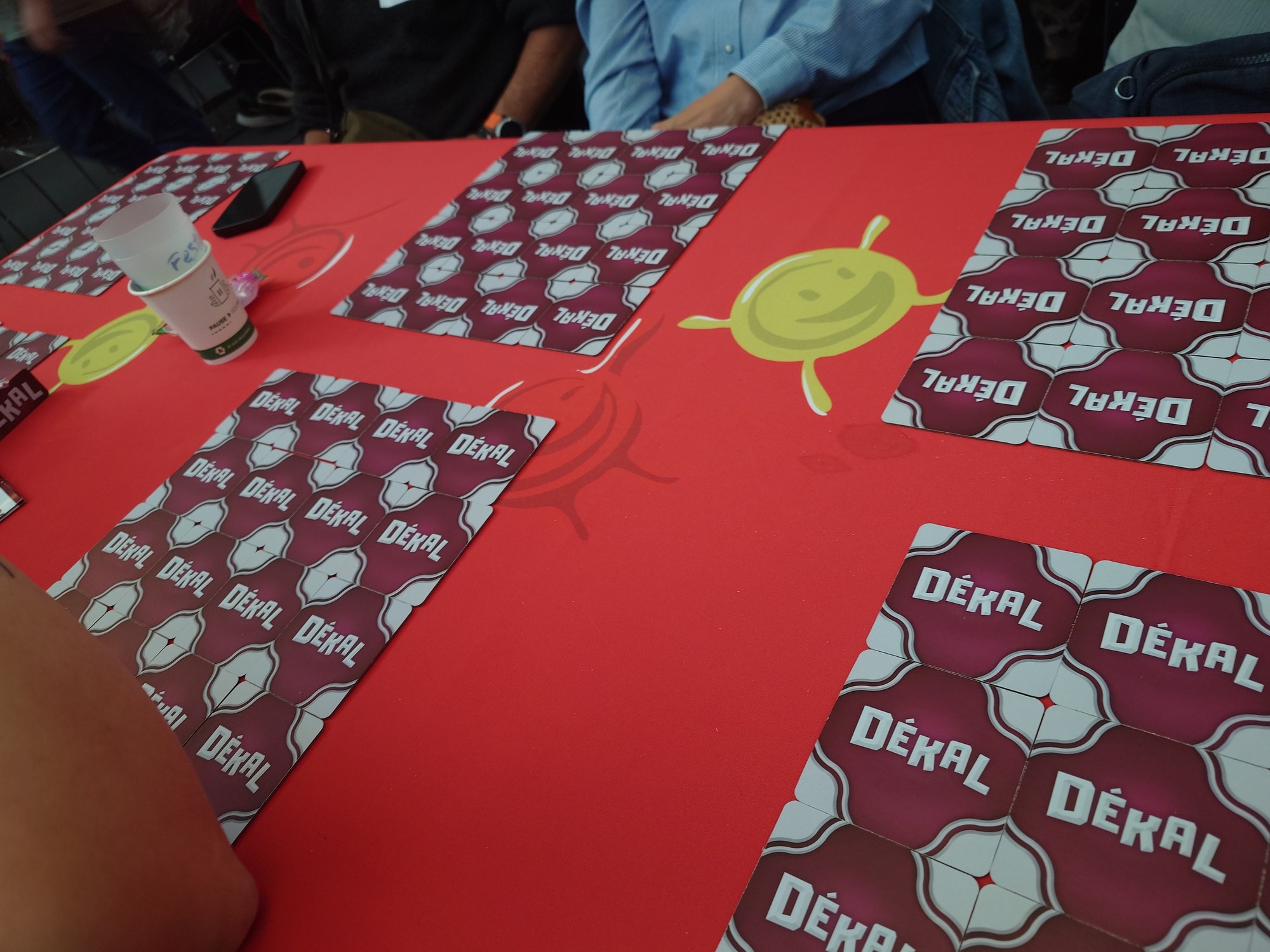 photo du jeu Dekal, les joueurs ont une grille 4x4 de chiffres retourné face caché