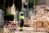 Over 1 million migrants apply for Spain's mass regularisation | AFP