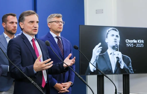 Posłowie PiS (L-P) Jan Kanthak, Zbigniew Ziobro i Marcin Warchoł podczas konferencji prasowej w Sejmie w Warszawie, fot. PAP/Paweł Supernak