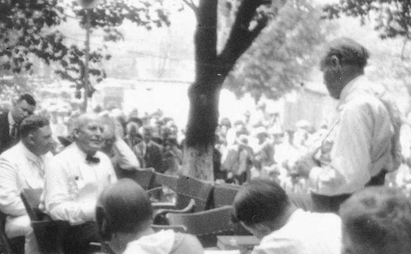"William Jennings Bryan (seated at left) being interrogated by Clarence Seward Darrow, during the trial of the State of Tennessee v. John Thomas Scopes, July 20, 1925. That Monday afternoon, because of the extreme heat, Judge Raulston moved court proceedings outdoors. The session was held on a platform that had been erected at the front of the Rhea County Courthouse to accommodate ministers who wanted to preach during the time of the trial. Defense lawyers for Scopes (John R. Neal, Arthur Garfield Hays, and Dudley Field Malone) are visible seated to the extreme right. One of the men at left, with his back to the photographer, appears to be Scopes. The court reporters are seated at the table. Creator/Photographer: Watson Davis. - picryl.com