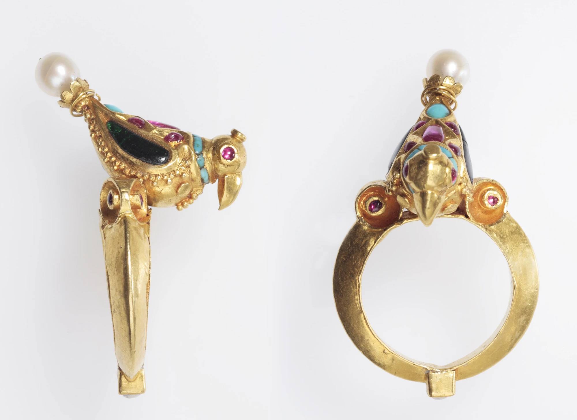 Golden ring depicting a bird, South India, 18th century AD