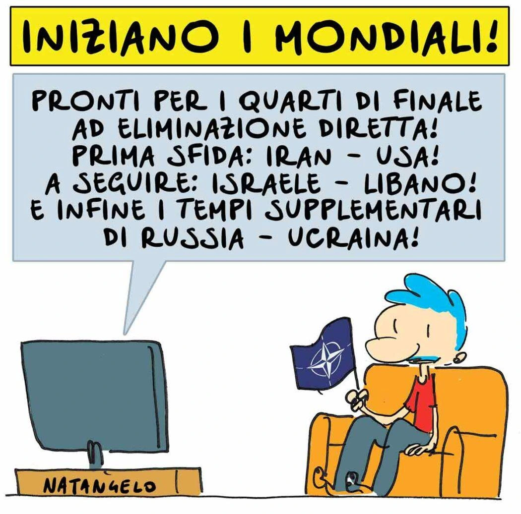 Nel disegno, Natangelo che, seduto su una poltrona, guarda la televisione tenendo in mano una bandierina della NATO.
Dall'audio della Tv un telecronista commenta: "Pronti per i quarti di finale ad eliminazione diretta! Prima sfida: Iran - USA! A seguire: Israele - Libano! E infine i tempi supplementari di Russia - Ucraina!"