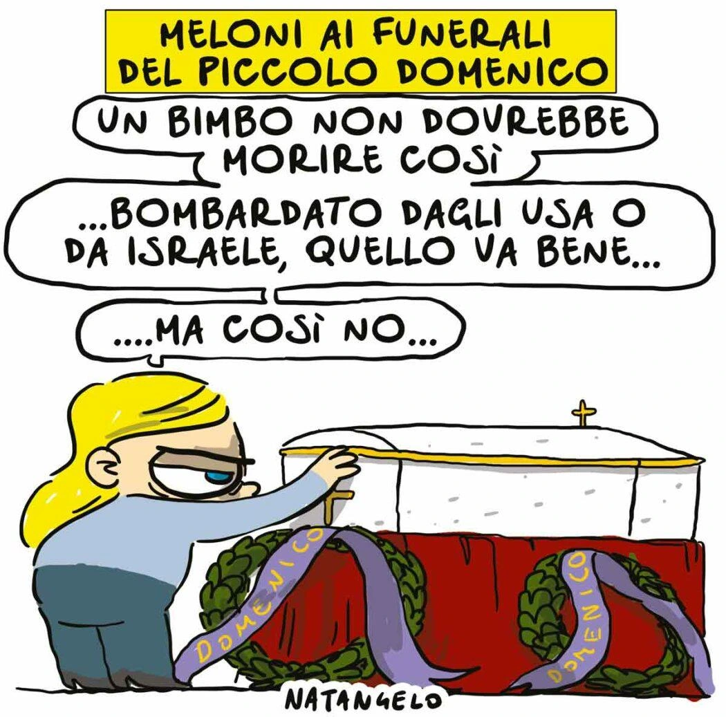 Nel disegno, Giorgia Meloni vicina al feretro del bambino commenta: "Un bimbo non dovrebbe morire cosi ...bombardato dagli Usa o da Israele, quello va bene ...ma cosi no..."