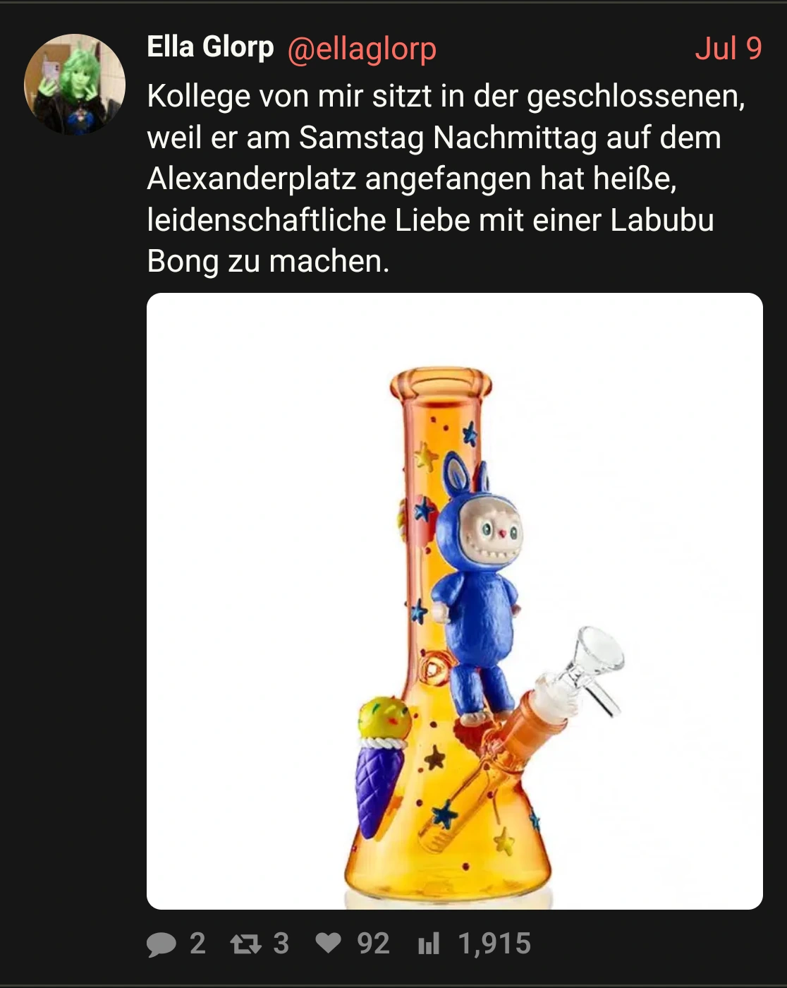Microblog post: "Kollege von mir sitzt in der geschlossenen, weil er am Samstag Nachmittag auf dem Alexanderplatz angefangen hat heiße, leidenschaftliche Liebe mit einer Labubu Bong zu machen." Bild von einer Labubu Bong