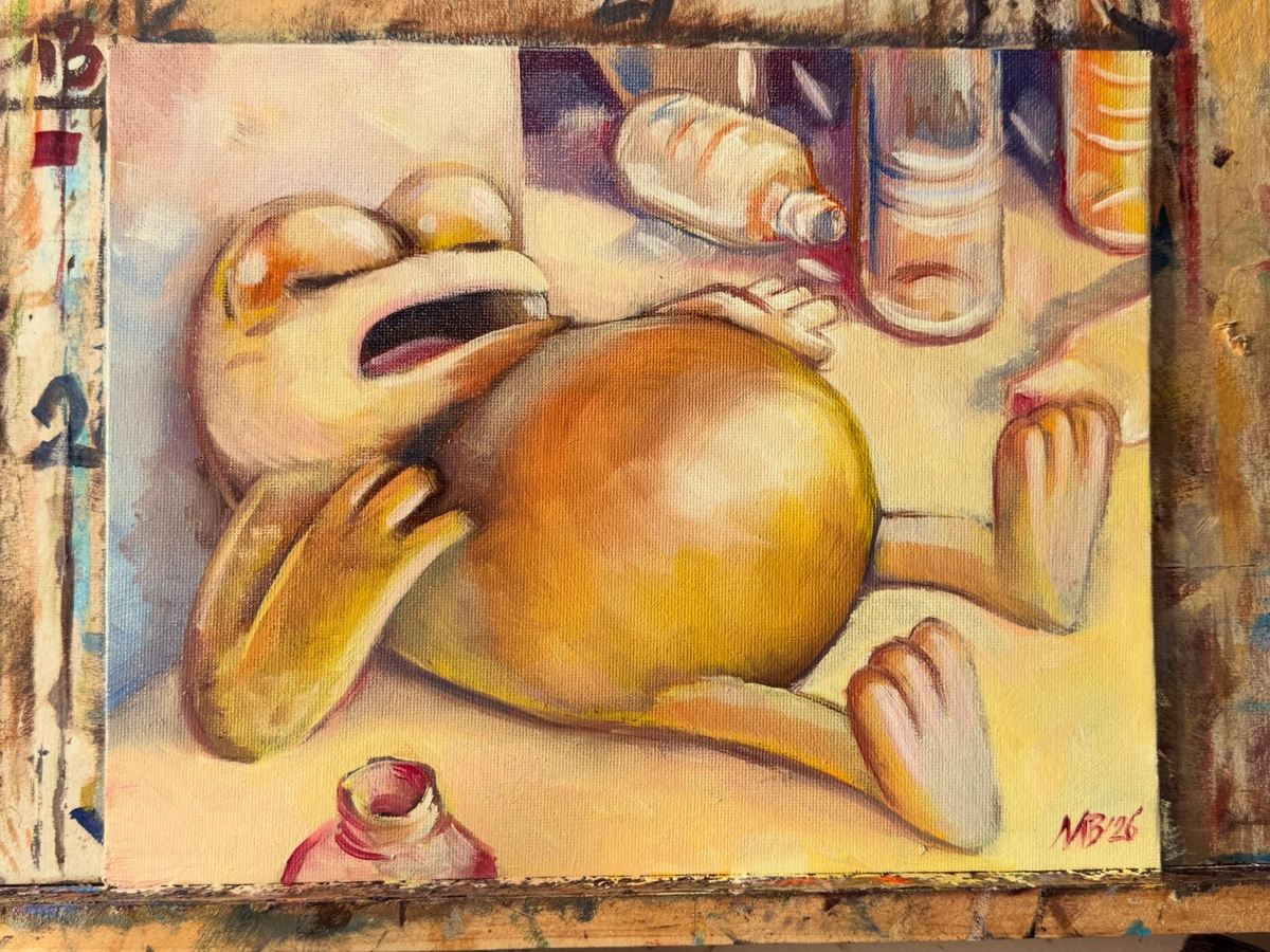 Frosch liegt müde und erschöpft auf dem Boden, um ihn stehen leere flaschen 